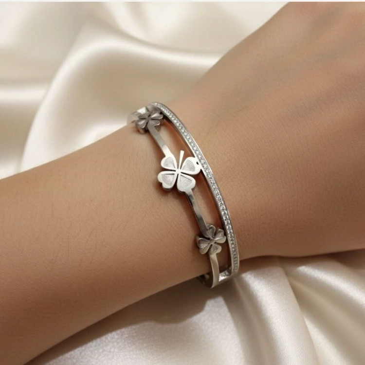 دستبند نگین دار شبدر