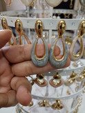 گوشواره طلایی آویزدار؛ مدل جدید و سبک با نمای سنگ طبیعی خاکستری