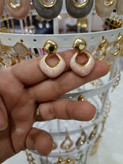 گوشواره آویز هندسی؛ ترکیبی از ظرافت طلایی و رنگ هلویی