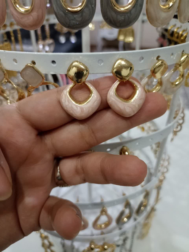 گوشواره آویز هندسی؛ ترکیبی از ظرافت طلایی و رنگ هلویی