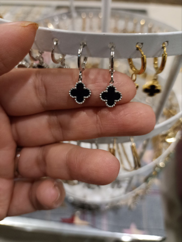 گوشواره مینیمال طرح Van Cleef اونیکس (مشکی)