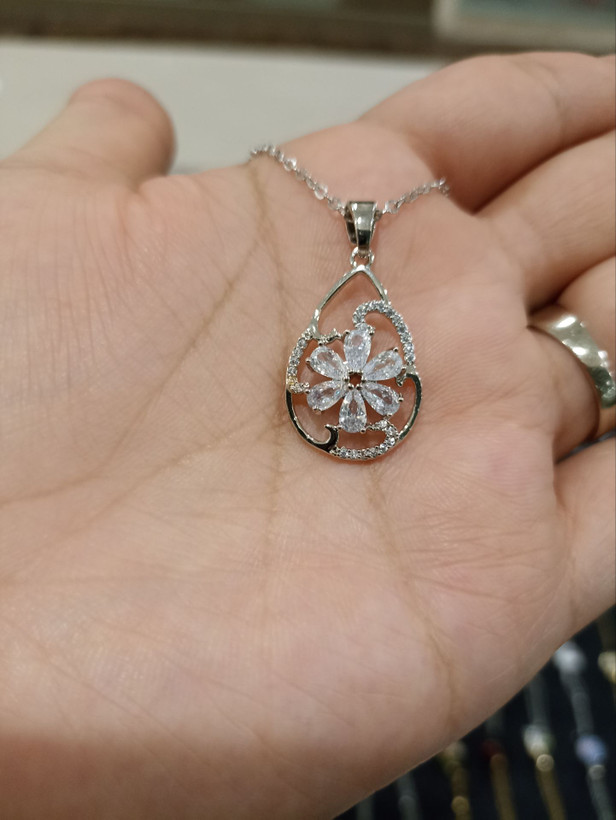 گردنبند لوکس گل رز نگیندار راد بدلیجات